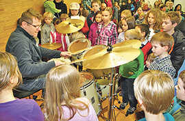 Die Schlagzeugdemonstration von Ortwin Feil fand insbesondere bei den kleinen Gästen großen Anklang. Foto: Musikschule