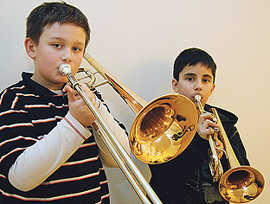 David und Mehmet (v.l.) zeigen mit ihren Instrumenten, was sie bisher gelernt haben.