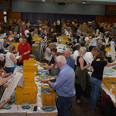 Die Briefwahlstimmen werden in der Europahalle ausgezählt (