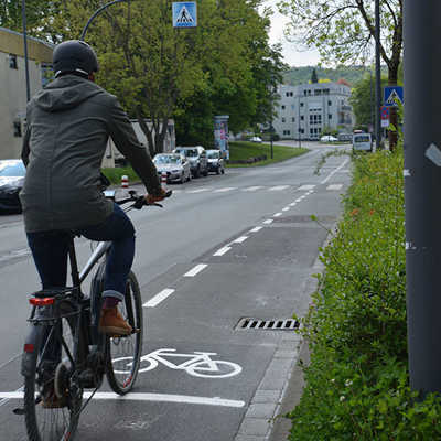 Der neue Schutzstreifen verläuft von der Tessenowstraße in Richtung Karlsweg.