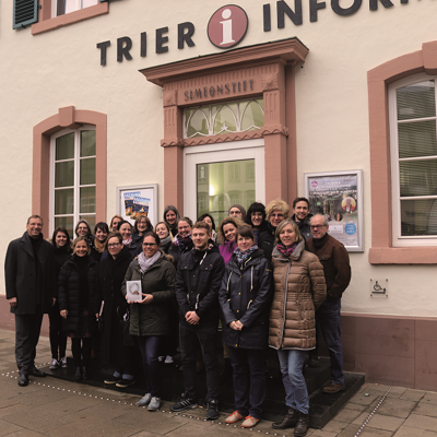 Das Team der Mitarbeiterinnen und Mitarbeiter der TTM vor dem Eingang zur Tourist-Information an der Porta Nigra.