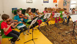 Foto: Geigengruppe der Karl-Berg-Musikschule