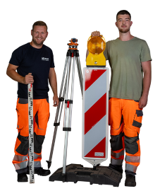 Zwei junge Männer mit Gerätschaften zum Straßenbau