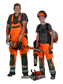 Zwei junge Männer in Arbeitskleidung mit elektrischer Heckenschere und Laubbläser