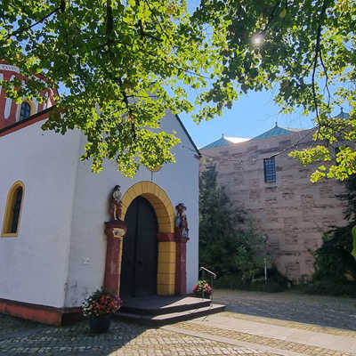 Die Pfarrkirche (r.) wurde 1960/61 nach Plänen des bekannten Kölner Architekten Gottfried Böhm neben der Heiligkreuzkapelle aus dem elften Jahrhundert gebaut.