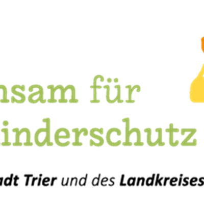 Grafik mit dem Schrtiftzug "Gemeinsam für den Kinderschutz" in Grün und Abdrücken von Kinderhänden in verschiedenen Farben, die einen Kreis bilden