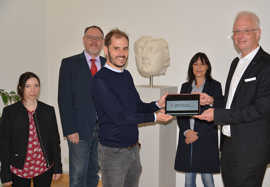 OB Wolfram Leibe (r.) und das Team der Erhebungsstelle Trier mit Elisa Eltges, Georg Kohr, Alexander Adrian und Ivonne Trautwein (v. l.) werben um Unterstützung für den Zensus 2022. 